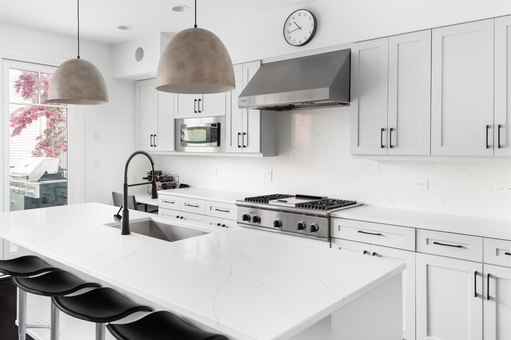 Featured in this cheerful kitchen are pulls on drawers and cabinet doors and they are all approximately 7 inches in overall length. You can see that this look is proportional to the size of the drawers and doors. 