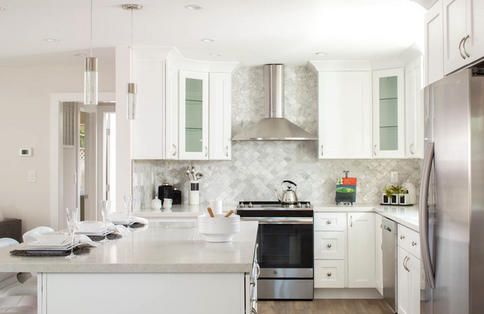White kitchen with pulls on the cabinets and knobs on the drawers