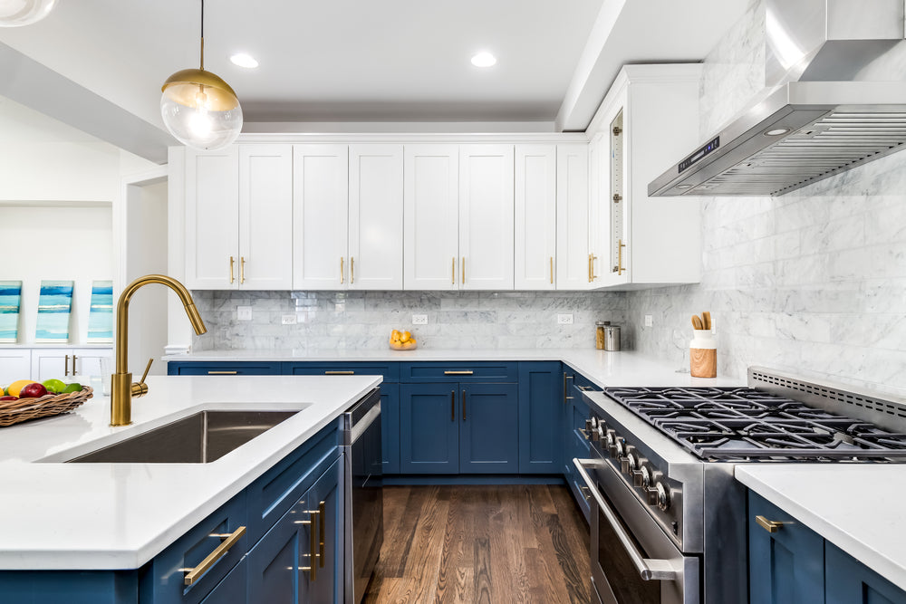 White and blue kitchen with gold cabinet pulls. How to know what size pull you need for your cabinets? 
