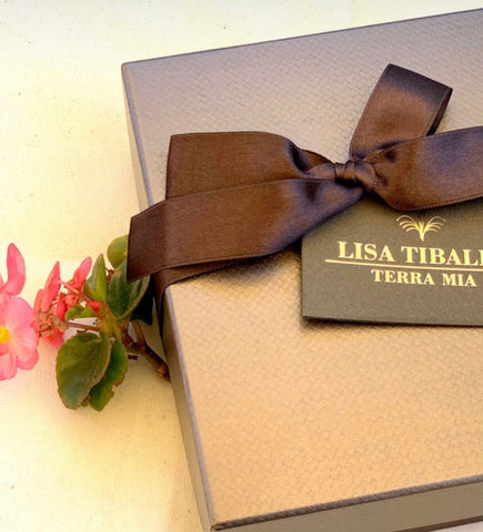 Lisa TIbaldi Terra Mia luxury brand di accessori moda ecosostenibili made in Italy packaging personalizzato con box e shopper coordinate