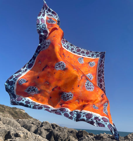 Lisa Tibaldi Terra Mia foulard in seta serie Vita marina del golfo di Gaeta con vacchetta di mare