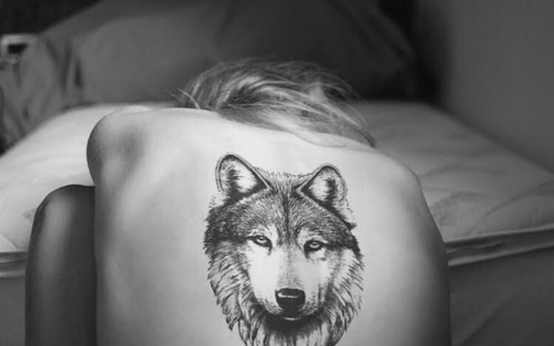 tatouage loup femme dos