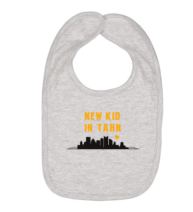 https://cdn.shopify.com/s/files/1/0299/5434/3045/products/new-kid-bib_6ec17ba9-f8cb-4c04-9bf2-ade8c7d49ea6_394x.png?v=1664542525