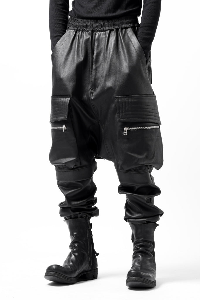 A.F ARTEFACT ZIPPER CARGO SARROUEL-JOGGER PANTS / STRETCH SHEEP LEATHER