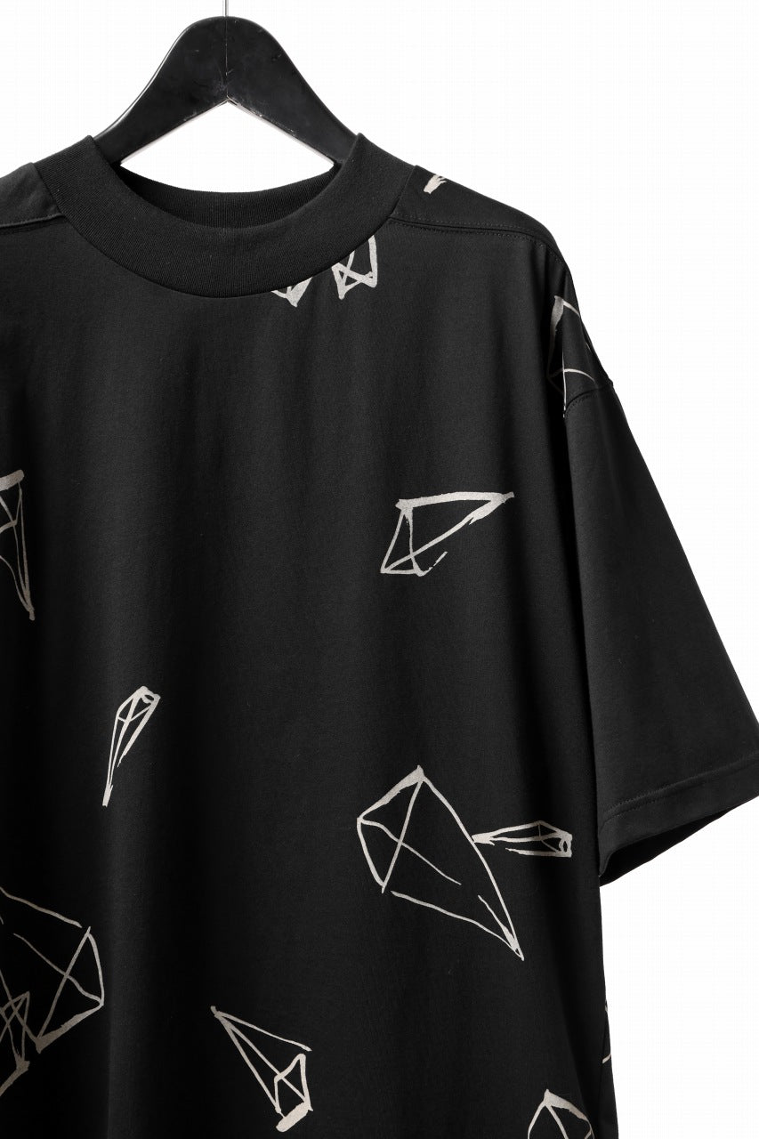 A.F ARTEFACT PYRA PATTERN PRINT THICK-COLLAR LOOSEY TEE (BLACK)の