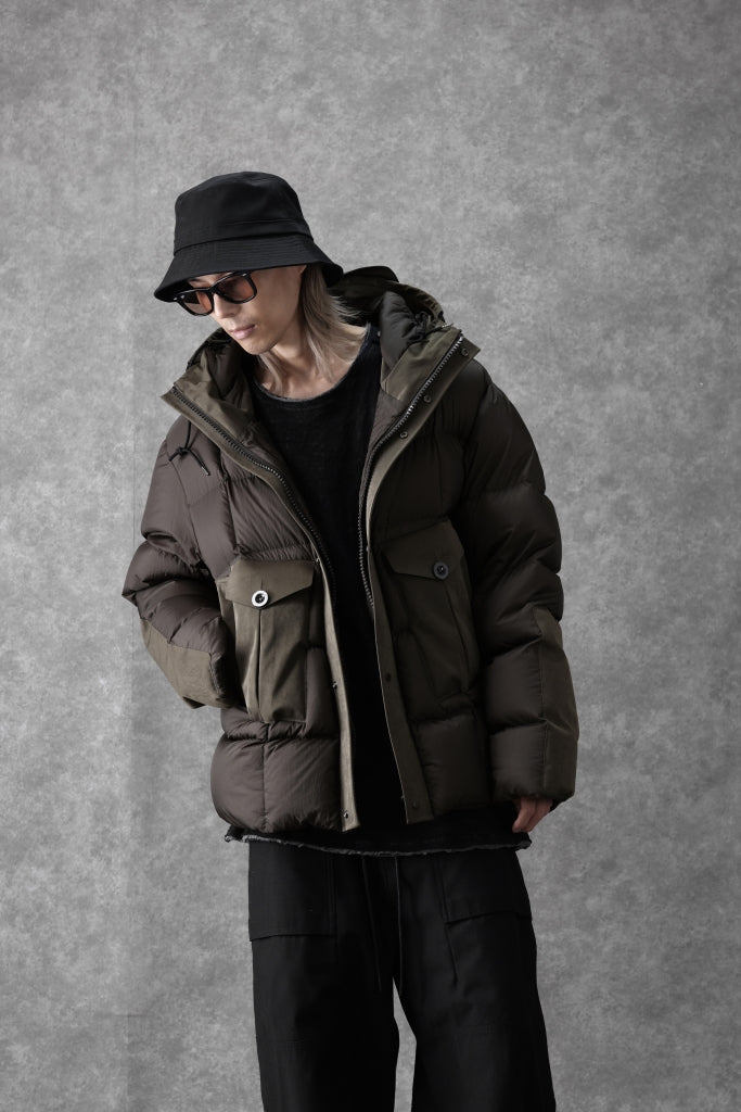 [ Jacket ] Ten c TEMPEST COMBO DOWN JACKET Price / ￥220,000 - (in tax) Foreign Price / ≒ $1,497.00 or €1.413,95 Size / 50 (*Wearing ; 50) Color / Dark Olive Material / Nylon, OJJ(PEs, Nylon), Goose Down, Goose Feather
