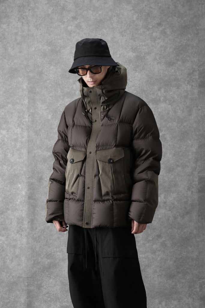 [ Jacket ] Ten c TEMPEST COMBO DOWN JACKET Price / ￥220,000 - (in tax) Foreign Price / ≒ $1,497.00 or €1.413,95 Size / 50 (*Wearing ; 50) Color / Dark Olive Material / Nylon, OJJ(PEs, Nylon), Goose Down, Goose Feather