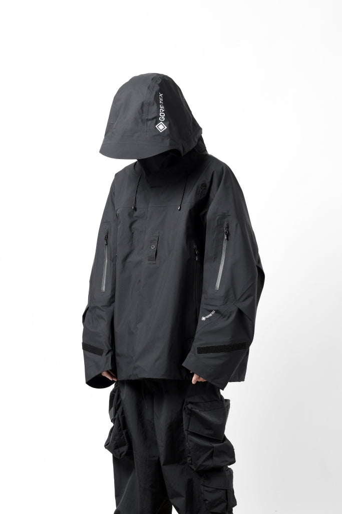 D-VEC x ALMOSTBLACK HOODED JACKET wt. DETACHABLE BAG / GORE-TEX PRODUCT SHELL