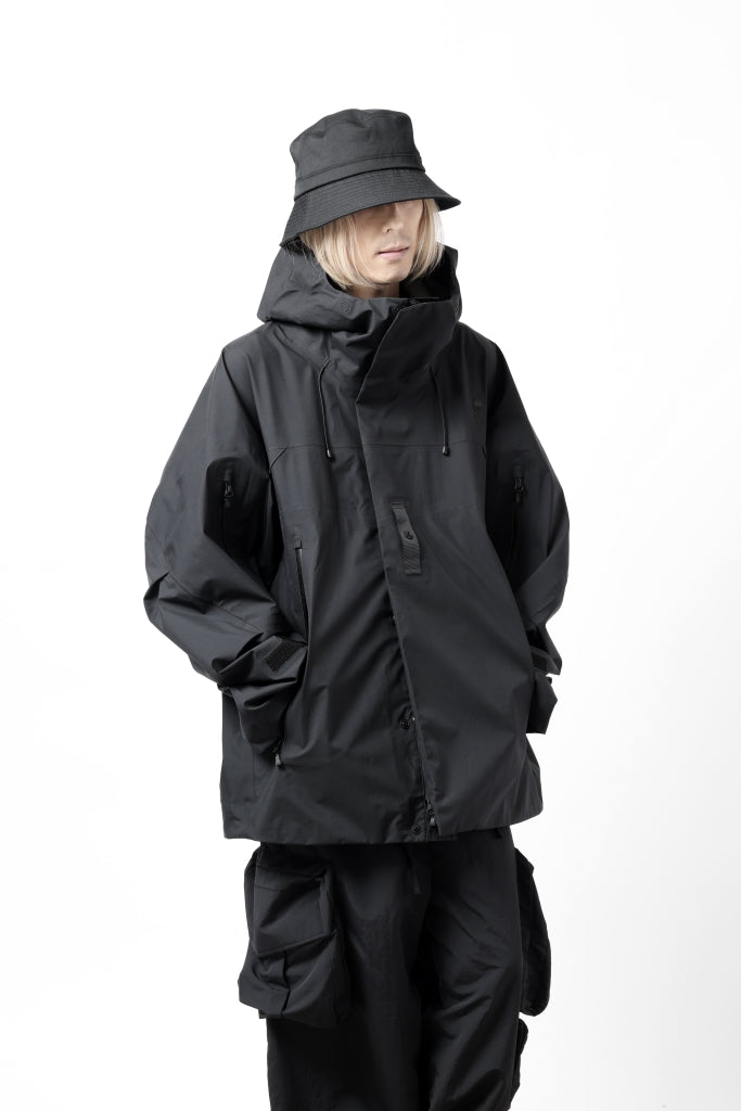 D-VEC x ALMOSTBLACK HOODED JACKET wt. DETACHABLE BAG / GORE-TEX PRODUCT SHELL