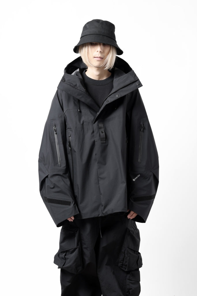 D-VEC x ALMOSTBLACK HOODED JACKET wt. DETACHABLE BAG / GORE-TEX PRODUCT SHELL