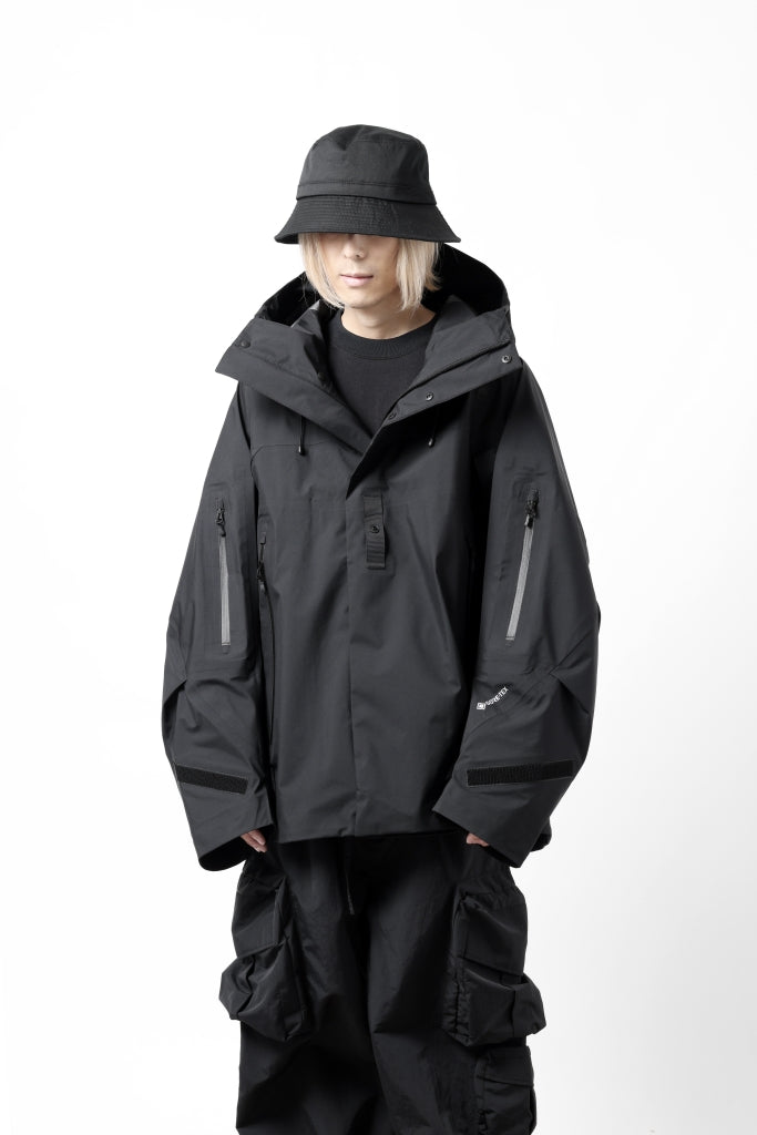 D-VEC x ALMOSTBLACK HOODED JACKET wt. DETACHABLE BAG / GORE-TEX PRODUCT SHELL