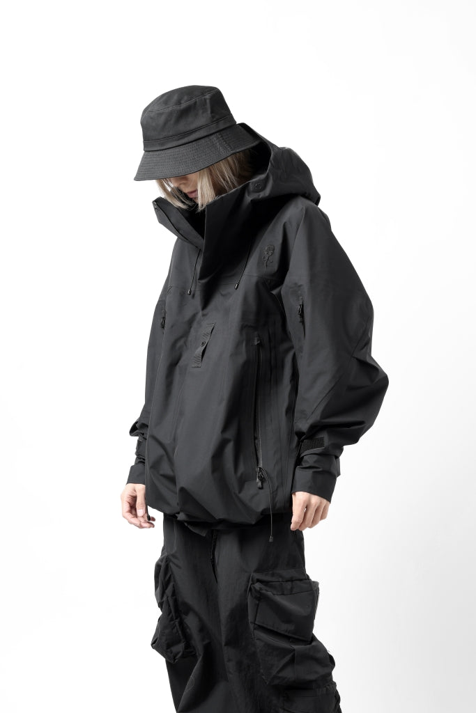 D-VEC x ALMOSTBLACK HOODED JACKET wt. DETACHABLE BAG / GORE-TEX PRODUCT SHELL