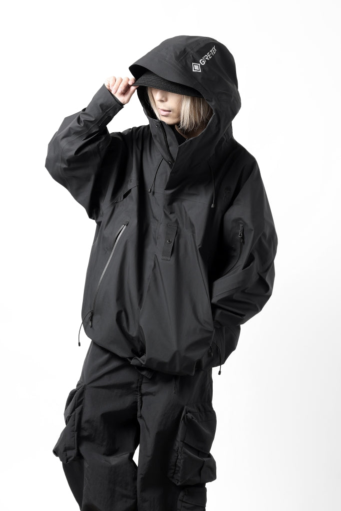 D-VEC x ALMOSTBLACK HOODED JACKET wt. DETACHABLE BAG / GORE-TEX PRODUCT SHELL