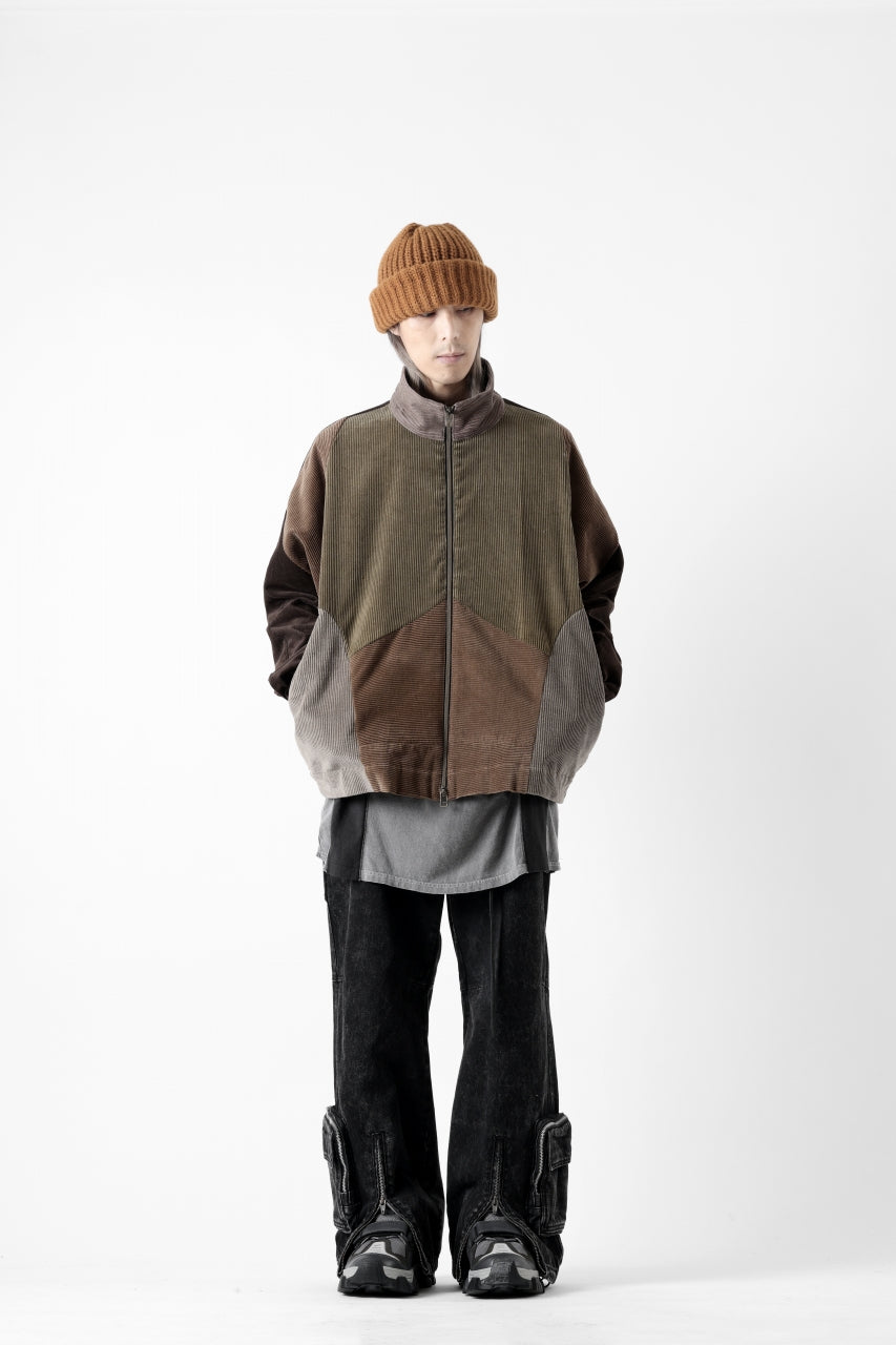We will show styling using corduroy, a material that is attracting a lot of attention.  CHANGES dismantles vintage corduroy pants and combines them with current fabrics to create track jackets. This jacket is the centerpiece of a casual coordinate of corduroy pants and denim.  The color contrast between the austere brown, beige and black is also appealing.