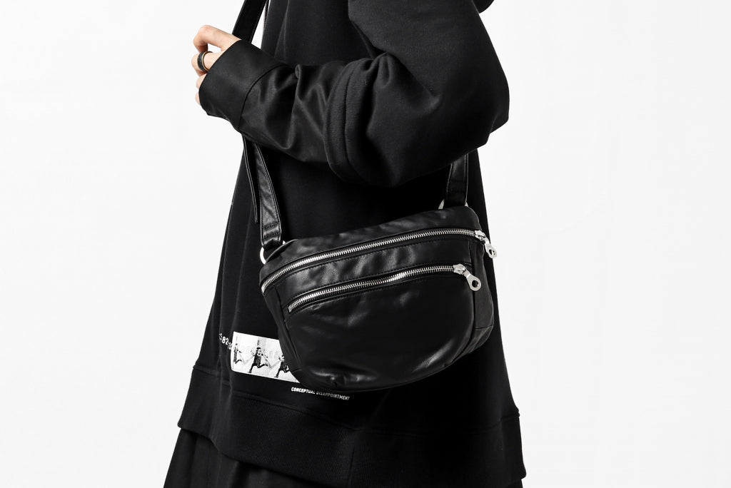 ISAMU KATAYAMA BACKLASH STRAP ZIP BAG / MONOCHROME LUXURY STEER (BLACK)