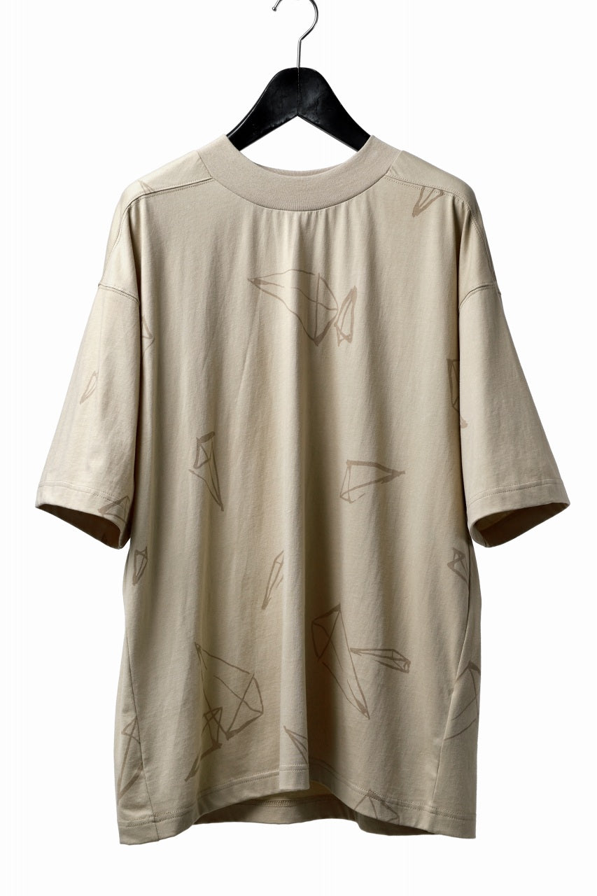 A.F ARTEFACT PYRA PATTERN PRINT THICK-COLLAR LOOSEY TEE (BEIGE)の