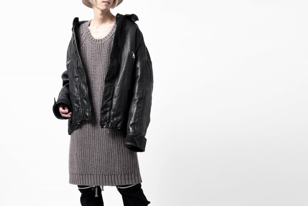 A.F ARTEFACT's most recommended knitwear is coordinated  with ISAMU KATAYAMA BACKLASH's new leather jacket.   The styling combines the masculine atmosphere of leather  with the soft and casual impression of knitwear and sweatshirts.   Please take a look at the charm of each piece in the combination.