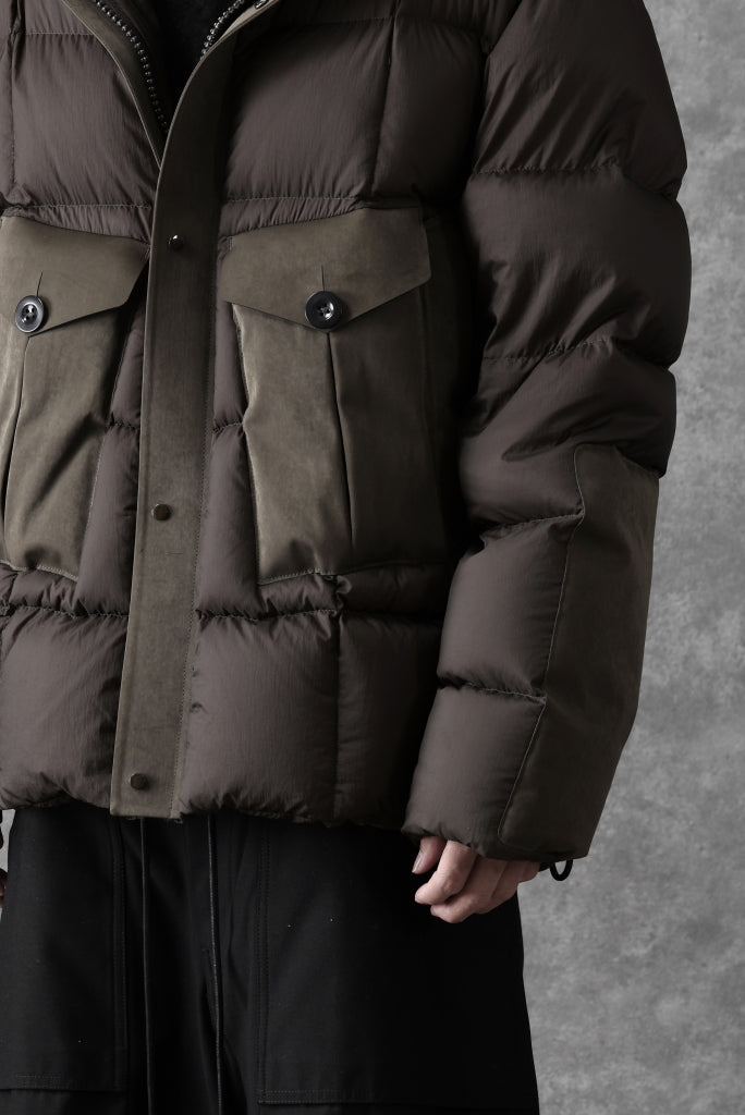 [ Jacket ] Ten c TEMPEST COMBO DOWN JACKET Price / ￥220,000 - (in tax) Foreign Price / ≒ $1,497.00 or €1.413,95 Size / 50 (*Wearing ; 50) Color / Dark Olive Material / Nylon, OJJ(PEs, Nylon), Goose Down, Goose Feather