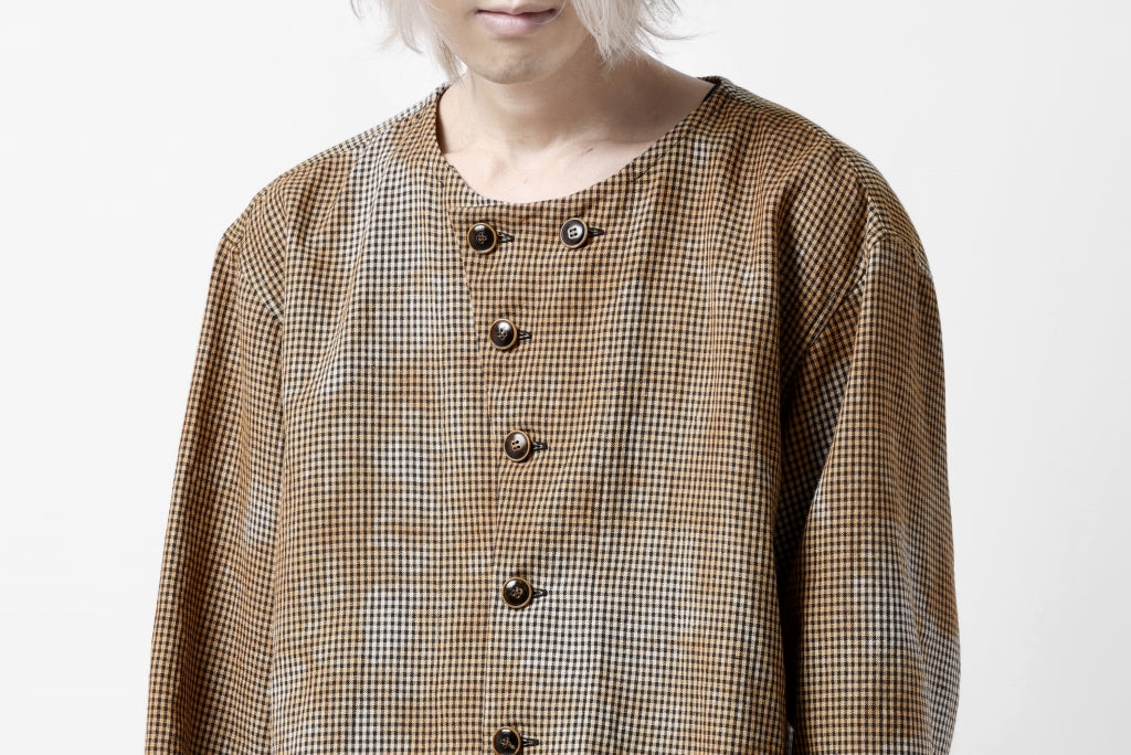 YUTA MATSUOKA's EXCLUSIVE items are now available. This special item is only available at LOOM. This collarless shirt is made of a rare dead stock fabric with a special dyeing process.  It is a gem that incorporates the impact of the fabric into a simple, easy-to-wear shape.