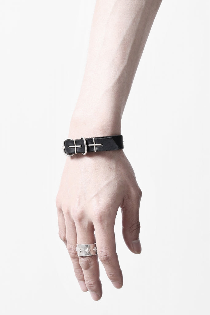 m.a+ thin silver cross studded wrist band / A-F2BL1/GR2,0