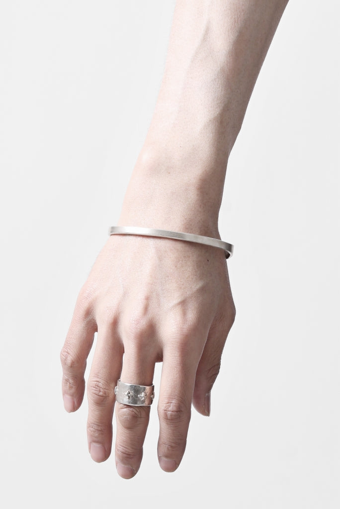 m.a+ thin silver cross studded wrist band / A-F2BL1/GR2,0