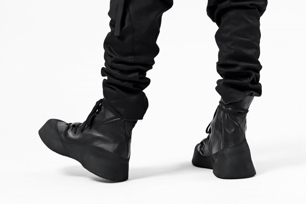 Picke Up Item - Sneaker-Boots | Leon Emanuel Blanck.