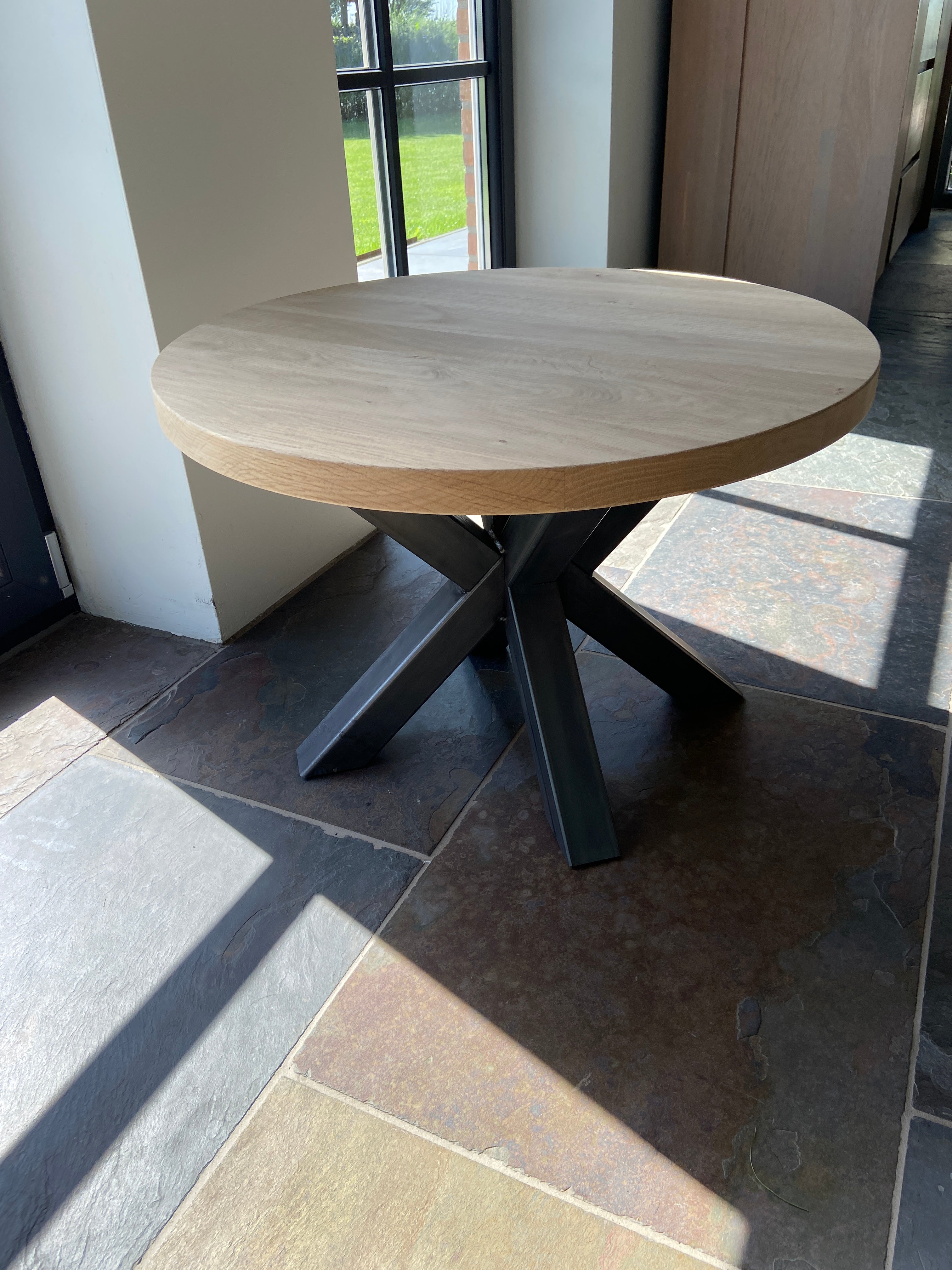 Oogverblindend Verschrikkelijk Actief Ronde eikenhouten salontafel of sidetable met matrix – M2-Meubels