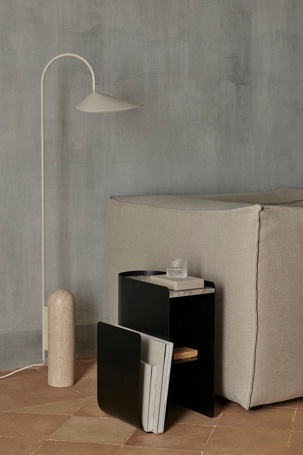 fermLIVING_SS23_VaultSideTable_1104267285_ArumFloorLamp_110167693_110370693_image_01.jpg__PID:8f5c2291-292e-47c3-a217-d64608542e6d