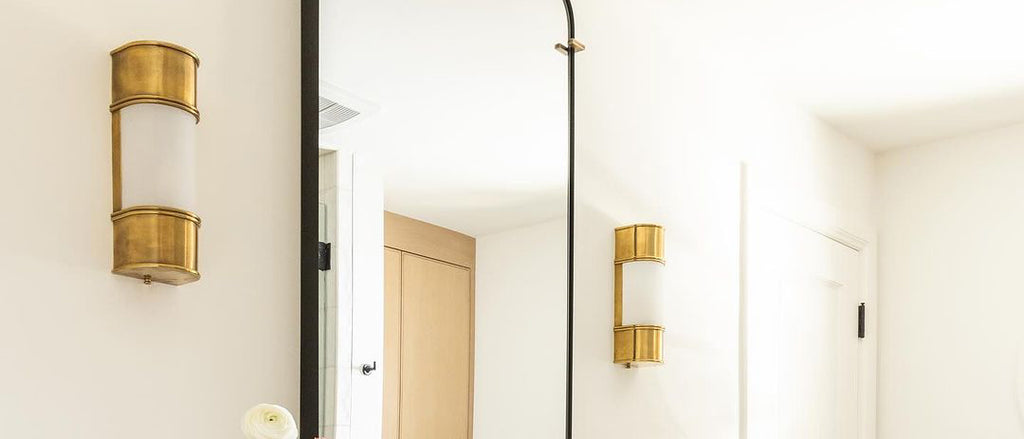 Diseño de baños moderno con lámparas de lujo empotradas a la pared.