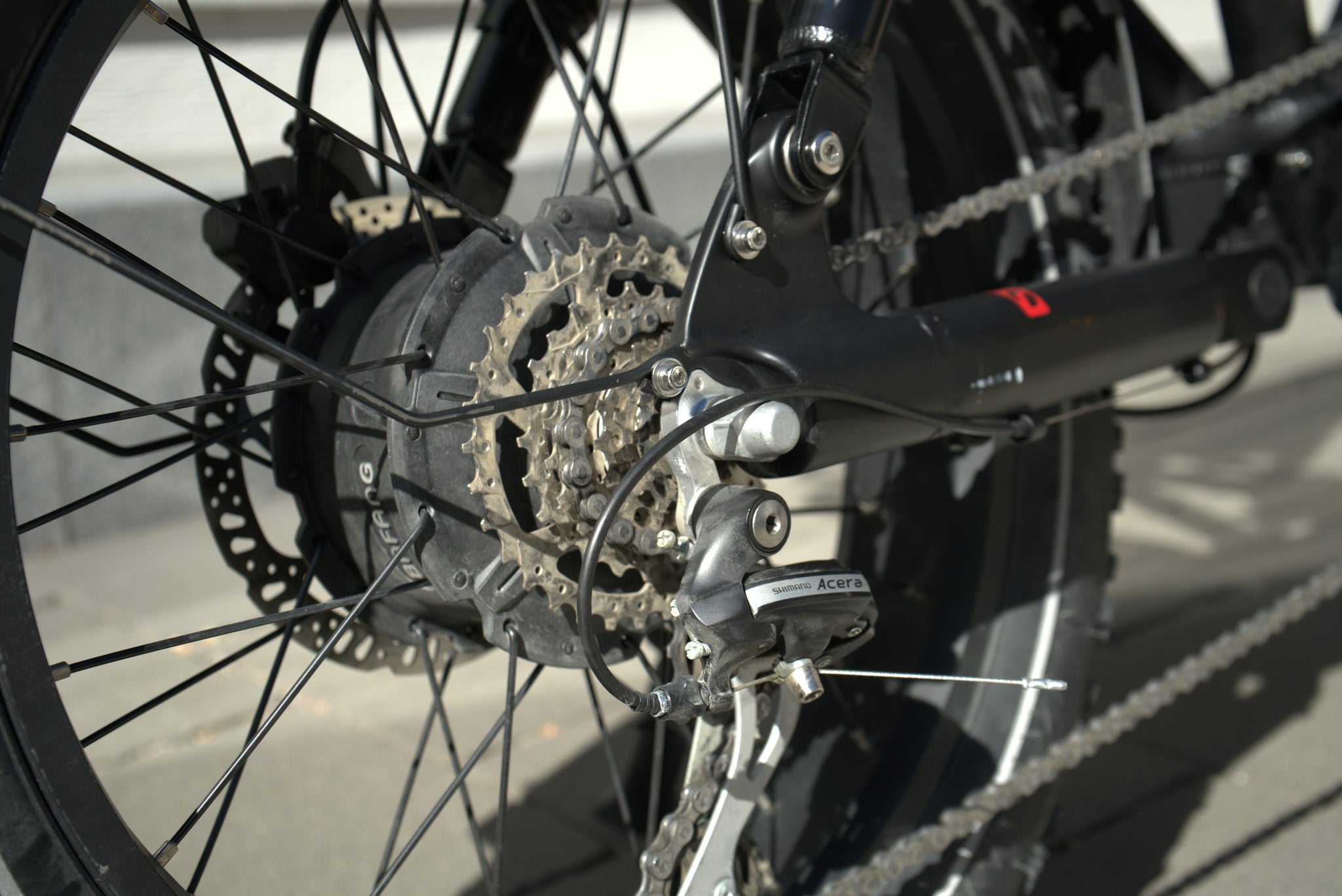 vélo électrique à entraînement par chaîne