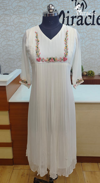 Girls Tussal Work Neck Design | 2020 Eid Neck Design | Latest salwar kameez  neck designs … | Kurti embroidery design, Kurta neck design, Sleeves designs  for dresses