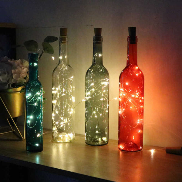 botella de vidrio con luces led en el interior en forma de lámpara