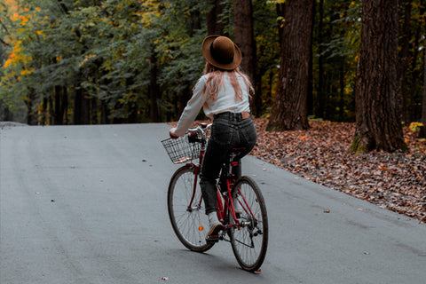 chica en bicicleta