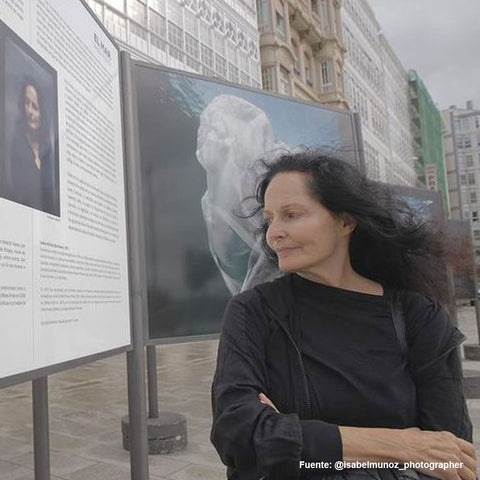 Isabel Muñoz, fotógrafa mirando a un cuadro