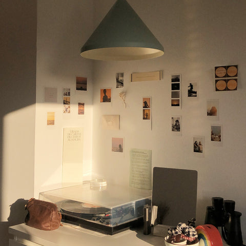 rincón con fotos polaroid colocadas en la pared