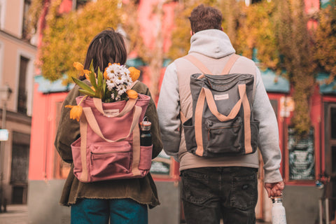 pareja de espaldas con mochilas 