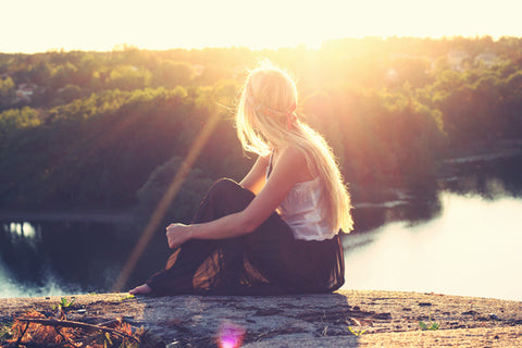 chica mirando al atardecer