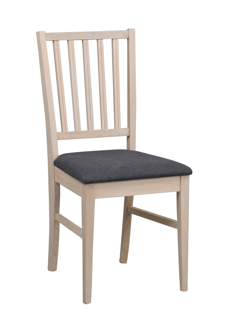 Filippa-tuoli valkotammenvärisenä ja tummanharmaalla istuimen kangasverhoilulla.