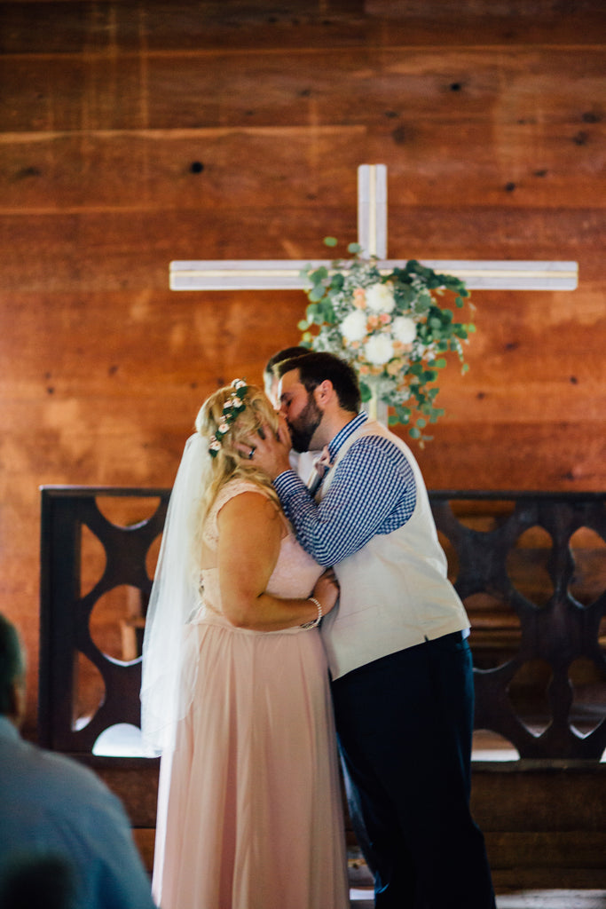 And you may kiss the bride! | A Charming Tennessee Wedding | Kennedy Blue 