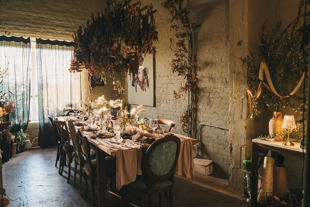 how to create a tablescape design for a holiday gathering