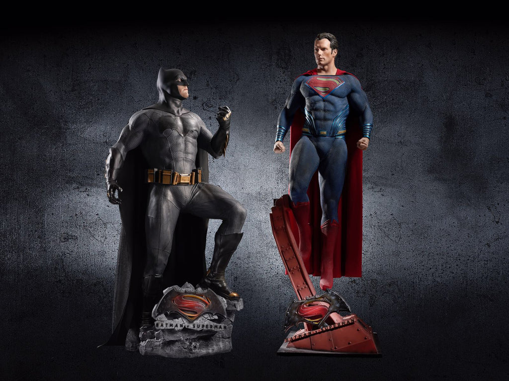 Batman v Superman - Dawn of Justice: Life-size statue set (Batman and –  Section9