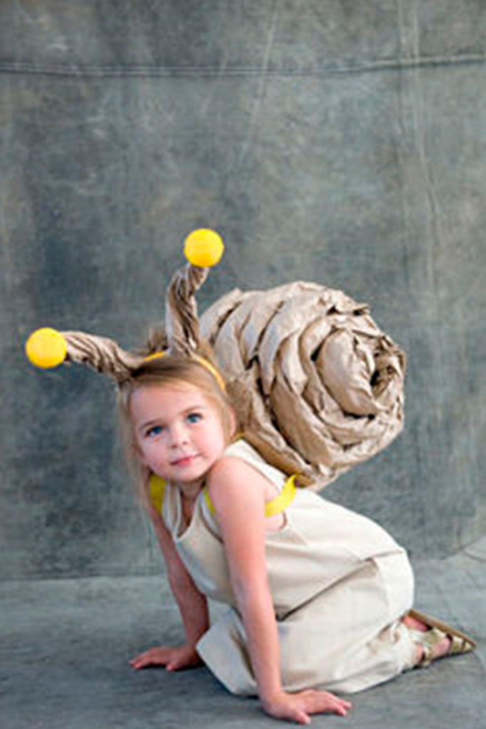 Foto de niña con disfraz de caracol homemade fácil de hacer