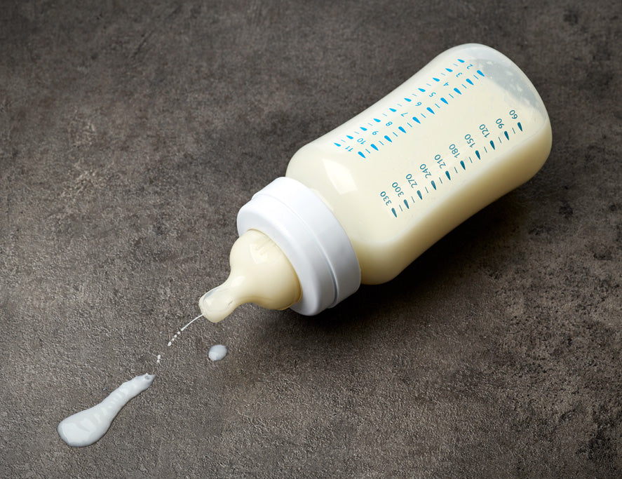 Foto de biberón con leche para bebé