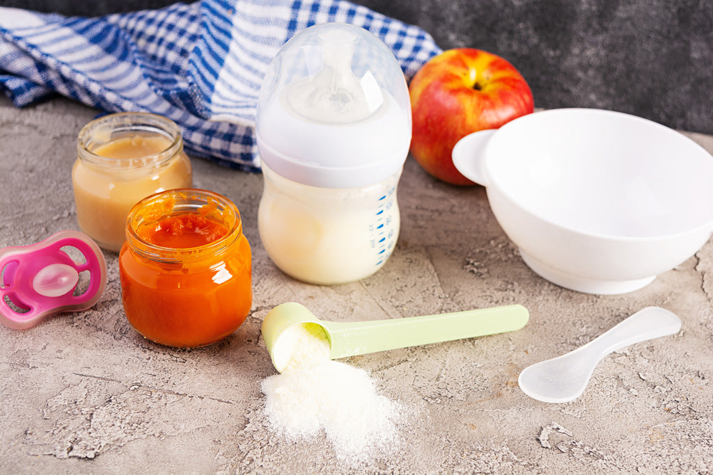 Foto de comida balanceada para un bebé con sólidos, papillas y leche o fórmula