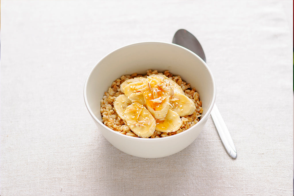 Foto de tazón de avena con plátano y miel receta fácil rápida y saludable para niños y niñas