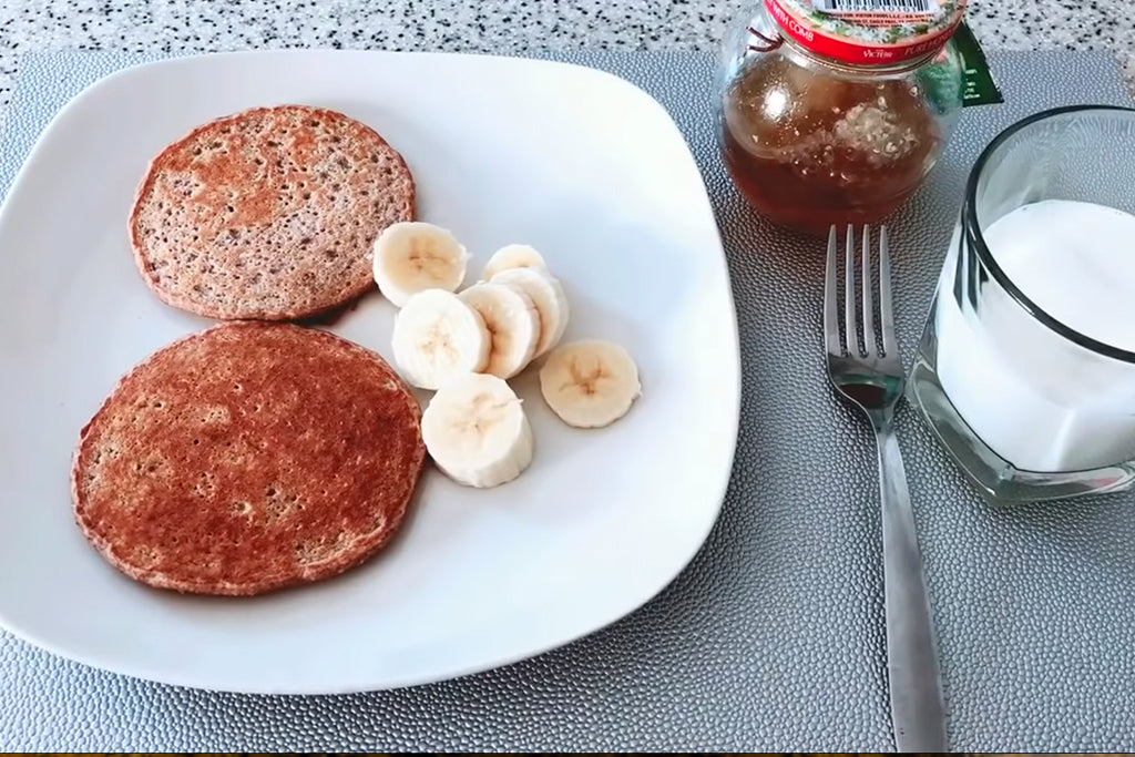 Foto de mesa con desayuno de hotcakes de avena y fruta receta fácil rápida y saludable para niños y niñas