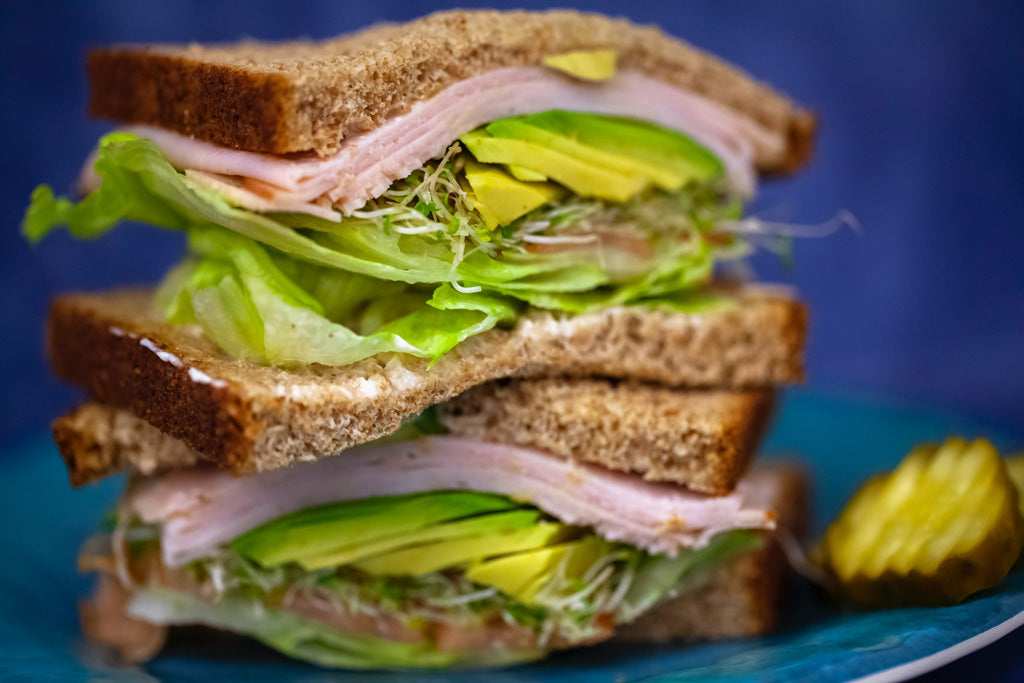 Foto de sándwich saludable de jamón y queso y alfalfa