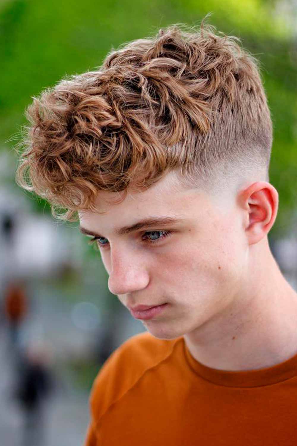Foto de corte de cabello moderno faded para adolescente