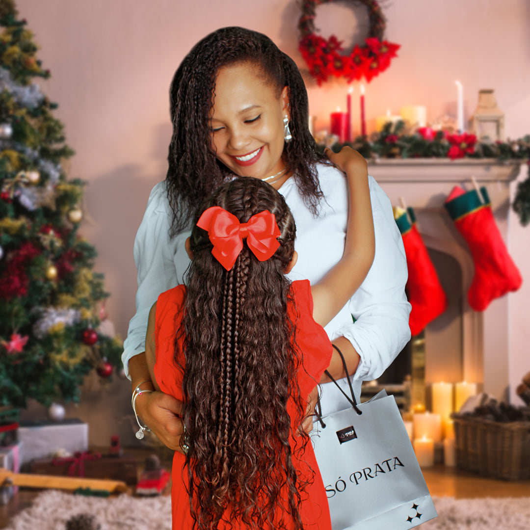 Menina entregando presente de natal para avó