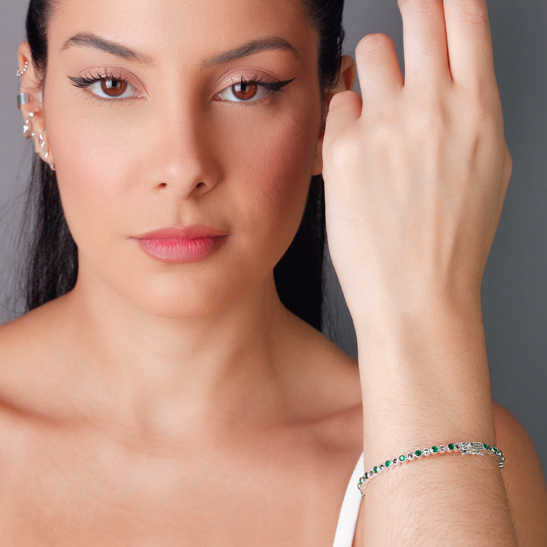 Mulher usando bracelete de pedras preciosas brasileiras.